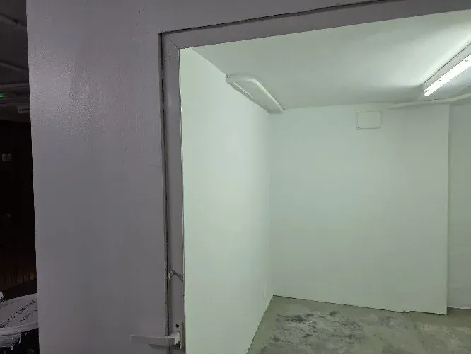 Trastero vacío con paredes blancas y luz
